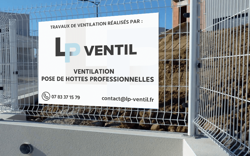 Moch up de panneau de chantier avec publicité LP VENTIL